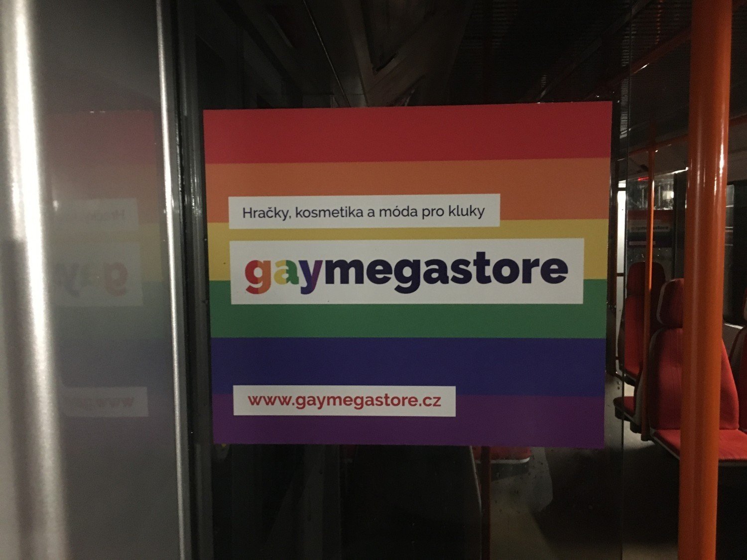 Gaymegastore v pražském metru