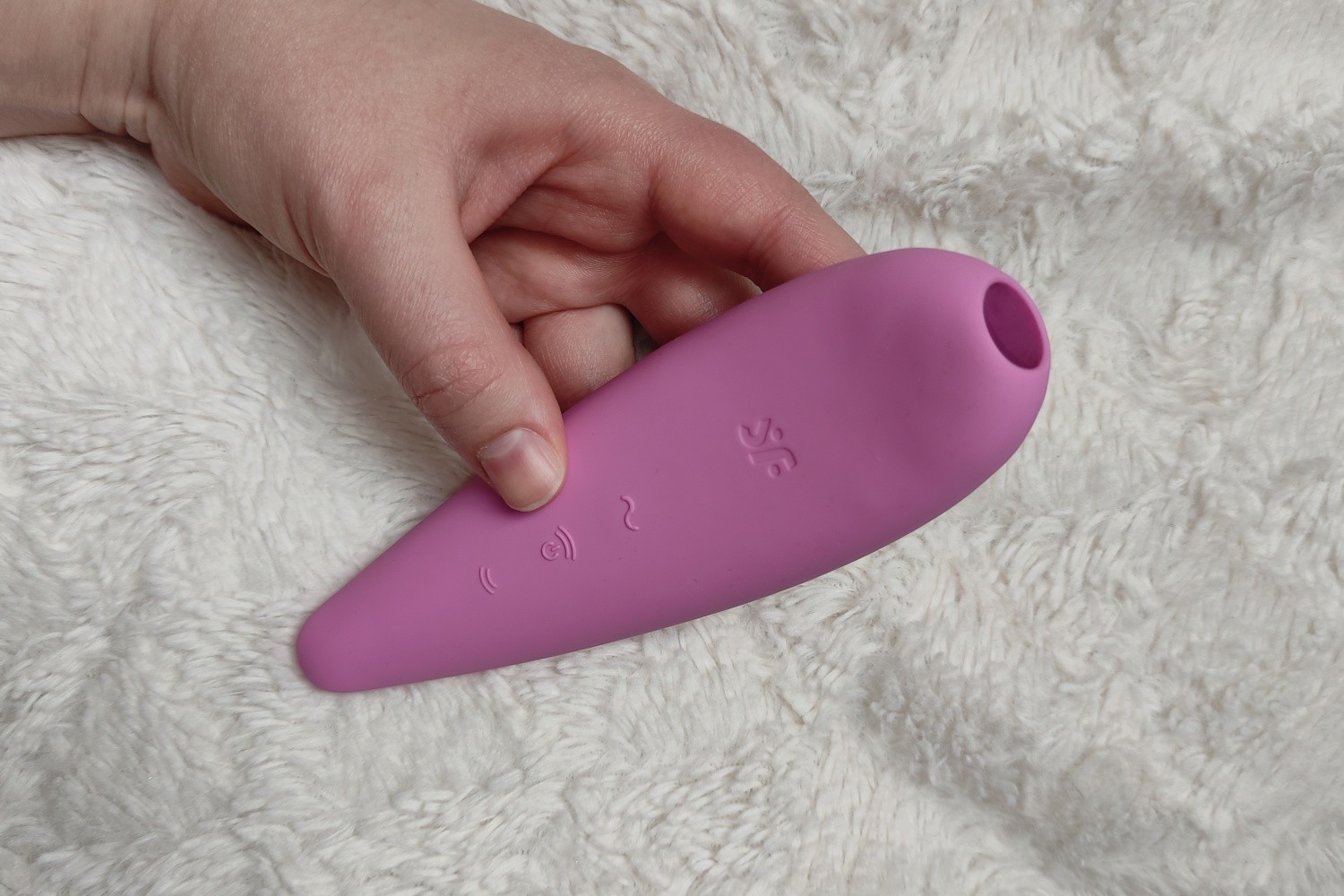 Recenze: Stimulátor klitorisu Satisfyer Curvy 3+