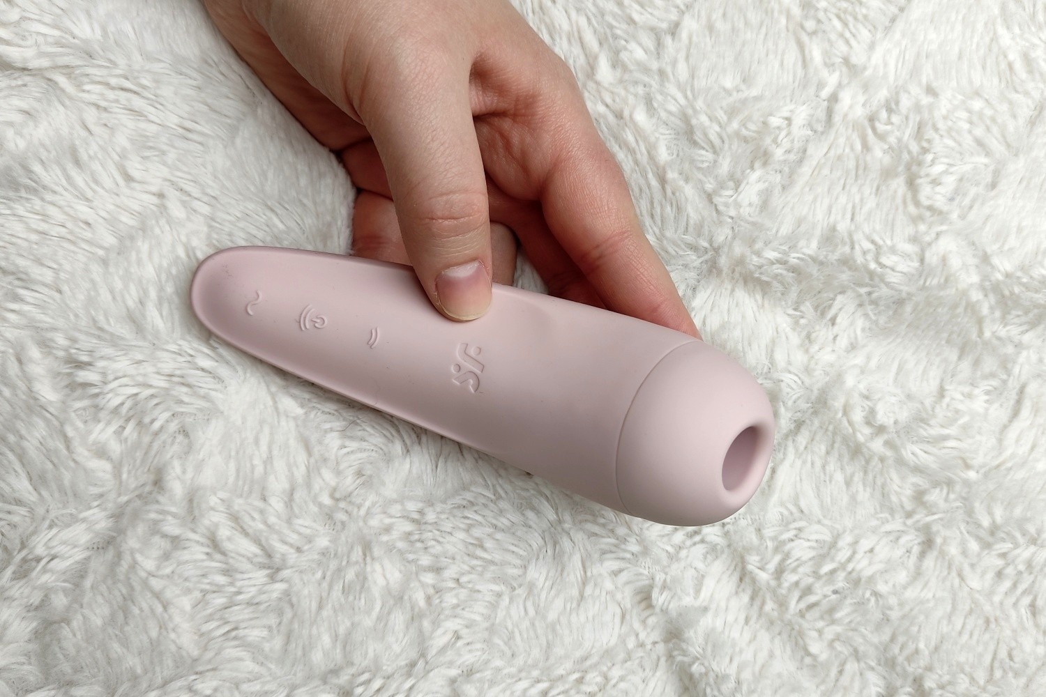 Recenze: Stimulátor klitorisu Satisfyer Curvy 2+