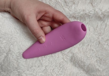 Recenze: Stimulátor klitorisu Satisfyer Curvy 3+