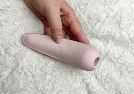 Recenze: Stimulátor klitorisu Satisfyer Curvy 2+