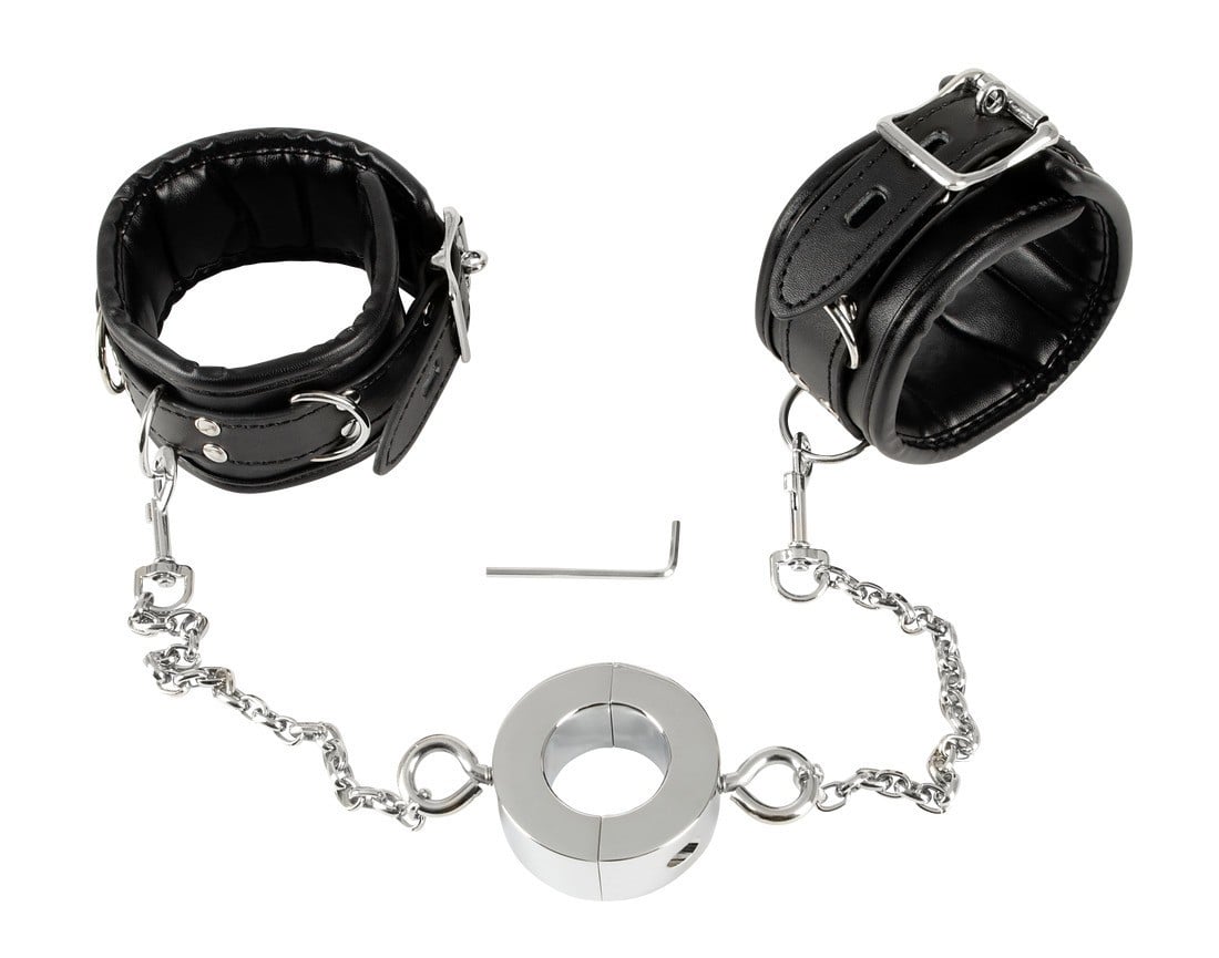 Fetish Collection Hand Cuffs & Cock Ring, černá pouta s natahovačem varlat