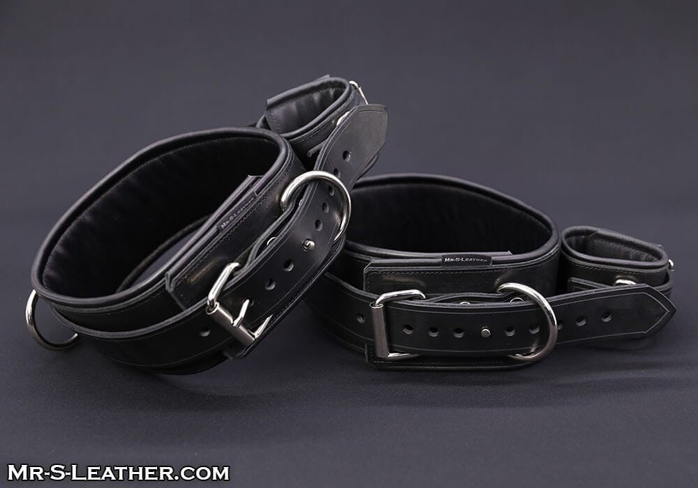 Mr. S Leather Locking Thigh to Wrist Restraints, kožená pouta na stehna a ruce