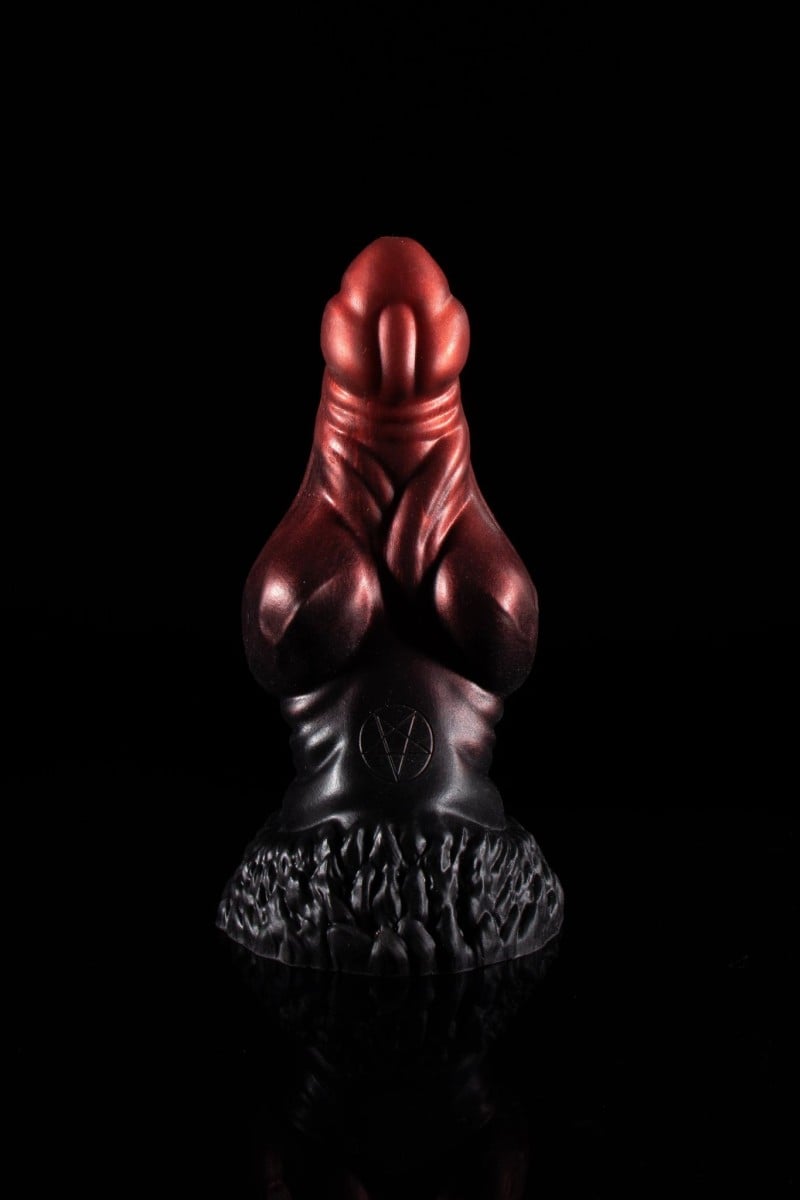 Twisted Beast Uriens Demon Blood (Ombre) Large, prémiové silikonové dildo s Vac-U-Lock 22,8 x 4,6–10,2 cm