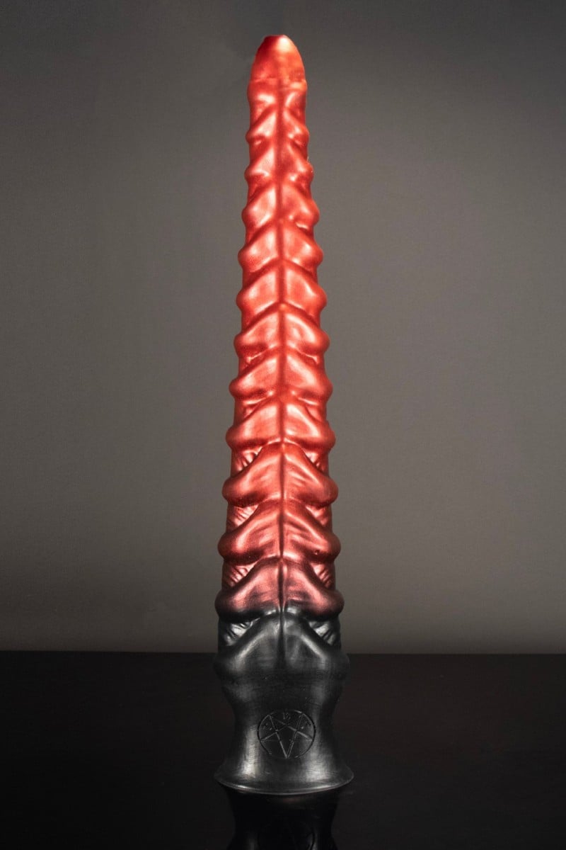 Twisted Beast Asmodeus Demon Blood (Ombre) Large, prémiové silikonové dildo s Vac-U-Lock přísavkou 62 x 4,8–11,5 cm
