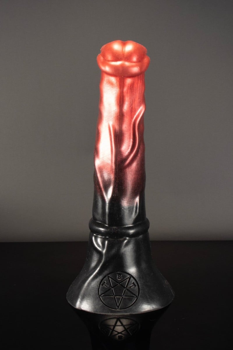 Twisted Beast Orobas Demon Blood (Ombre) Large, prémiové silikonové dildo s Vac-U-Lock přísavkou 35 x 5,5–9,3 cm