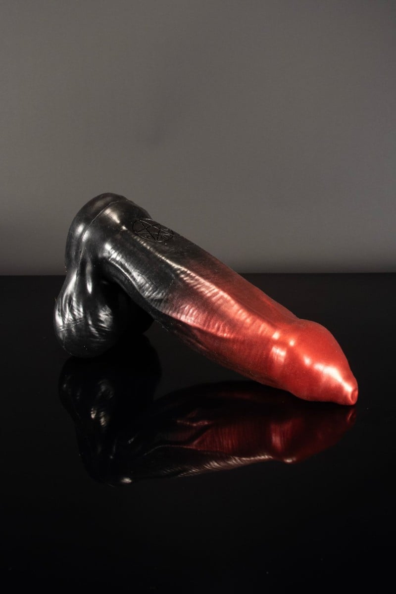 Twisted Beast Mammon Demon Blood (Ombre) Large, prémiové silikonové dildo s Vac-U-Lock přísavkou 28,2 x 5,6–8,1 cm