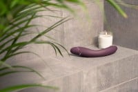 Vibrátor s podtlakovou stimulací Womanizer OG Aubergine