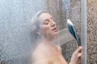 Sprchová stimulační hlavice Womanizer Wave White