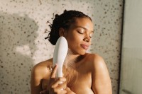 Sprchová stimulační hlavice Womanizer Wave White