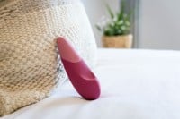 Prikladací vibrátor Womanizer Vibe Sage