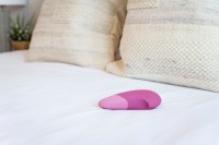 Prikladací vibrátor Womanizer Vibe Sage