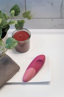 Prikladací vibrátor Womanizer Vibe Sage