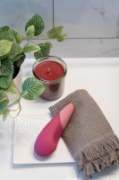 Prikladací vibrátor Womanizer Vibe Sage
