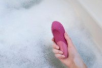 Prikladací vibrátor Womanizer Vibe Sage