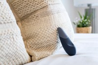 Prikladací vibrátor Womanizer Vibe Sage