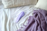 Stimulátor klitorisu Womanizer Enhance Lilac